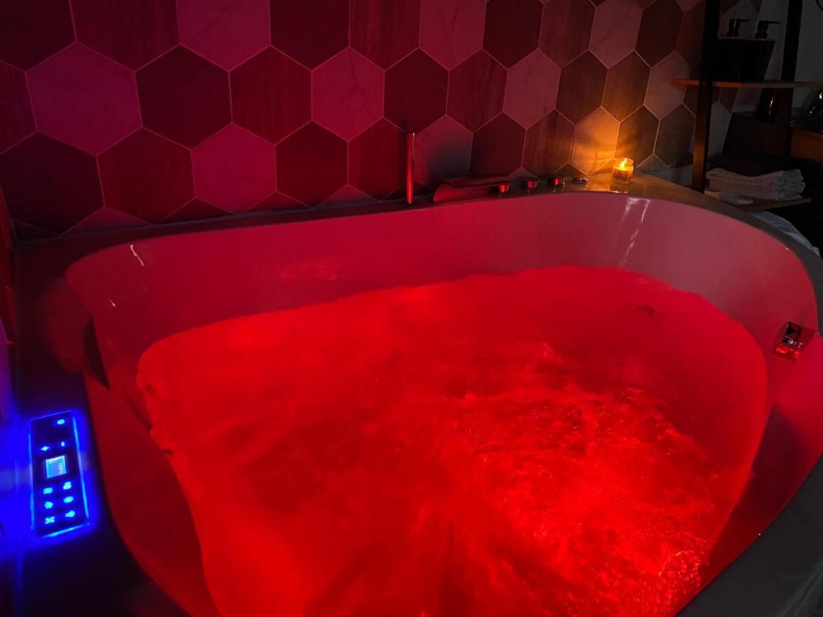 Chaleureux Avec Jacuzzi Ferienhaus Le Mesnil-en-Vallée